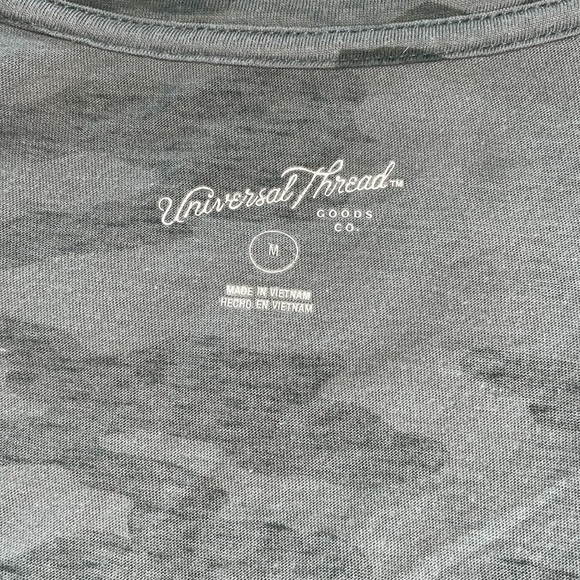 Universal Thread Camo V-Neck Tshirt Size Medium - Picture 3 of 3